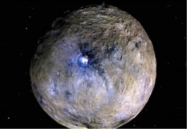 我们也揭开了谷神星的神秘面纱,谷神星的地表和月球类似,全部都是