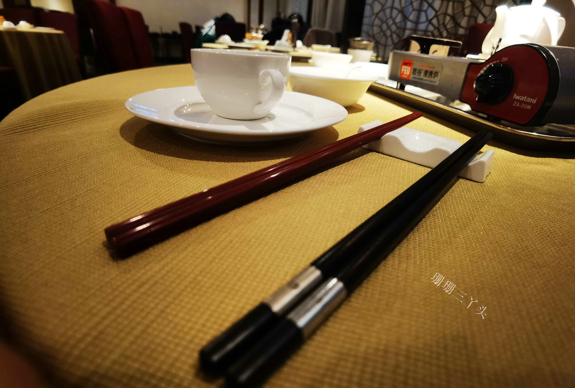 广州外出就餐时,看到每人有"两双"筷子,如何区分公筷与私筷?