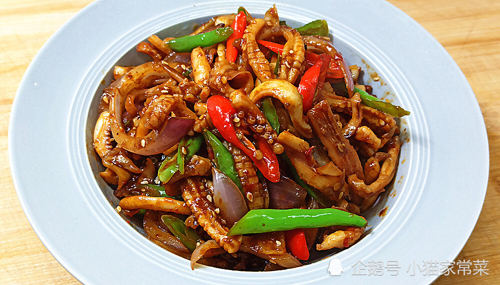 鱿鱼这样吃才叫爽,和辣椒一起爆炒,香辣够味好吃下饭,太过瘾了