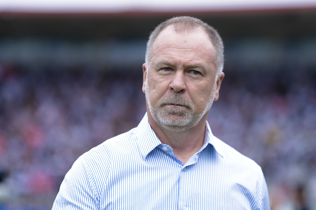 因涉嫌种族歧视,前鲁能主帅梅内塞斯被巴甲球队巴伊亚解雇