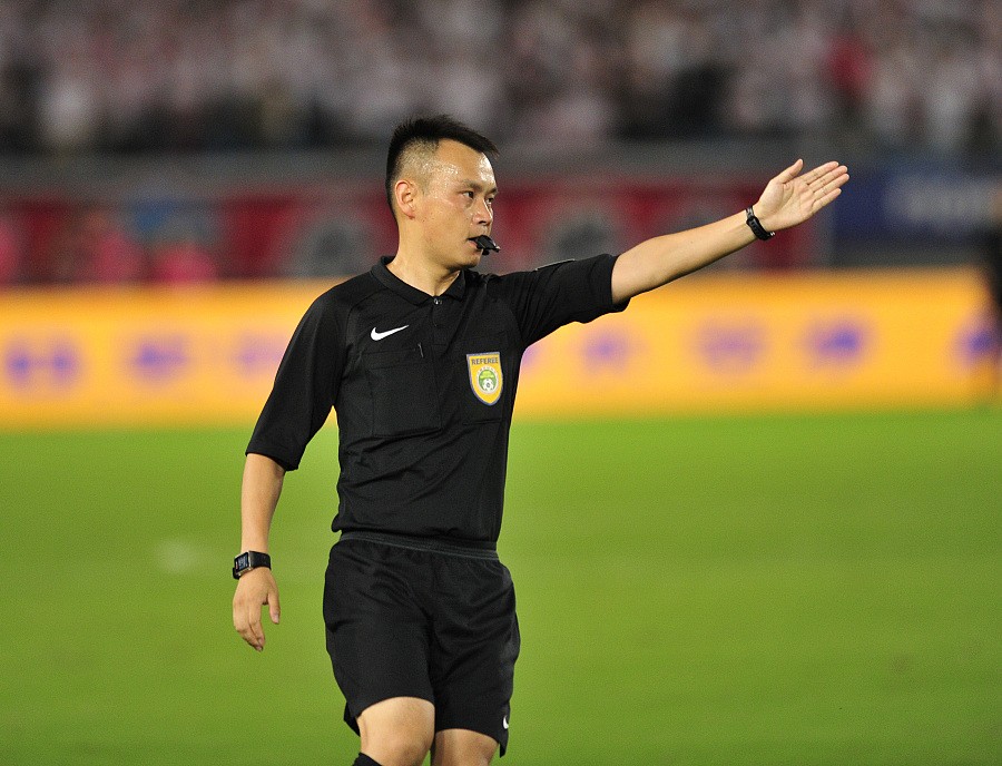 在这项规定中,如果球员一旦向裁判吐口水,会直接禁赛6场,并且罚款6