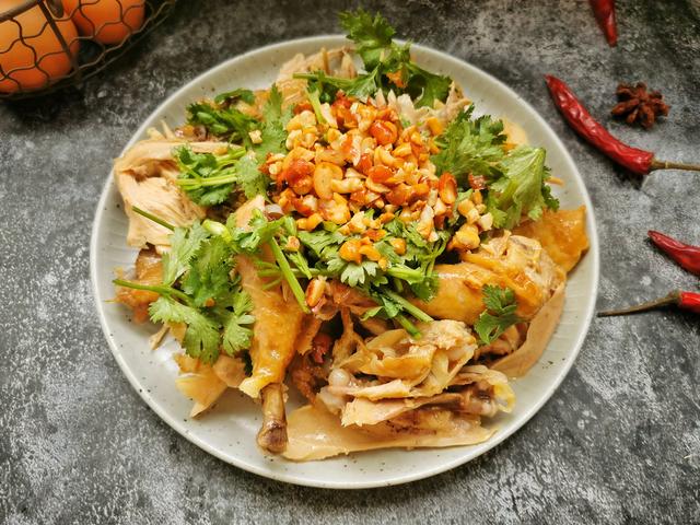 做这道葱油鸡不需要太多的技巧,即使是没下过厨房的