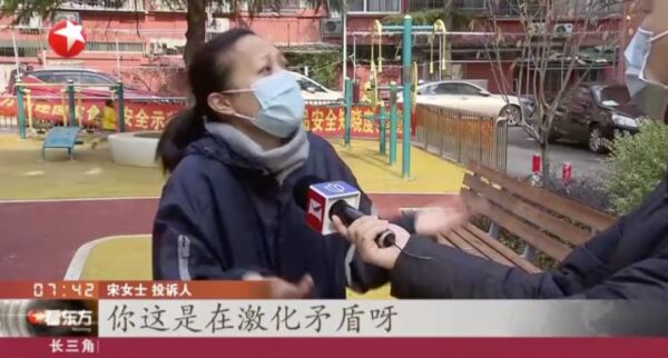 中通快递员遭投诉当客户面踩碎包裹，中通快递：内部培训后仍可上岗