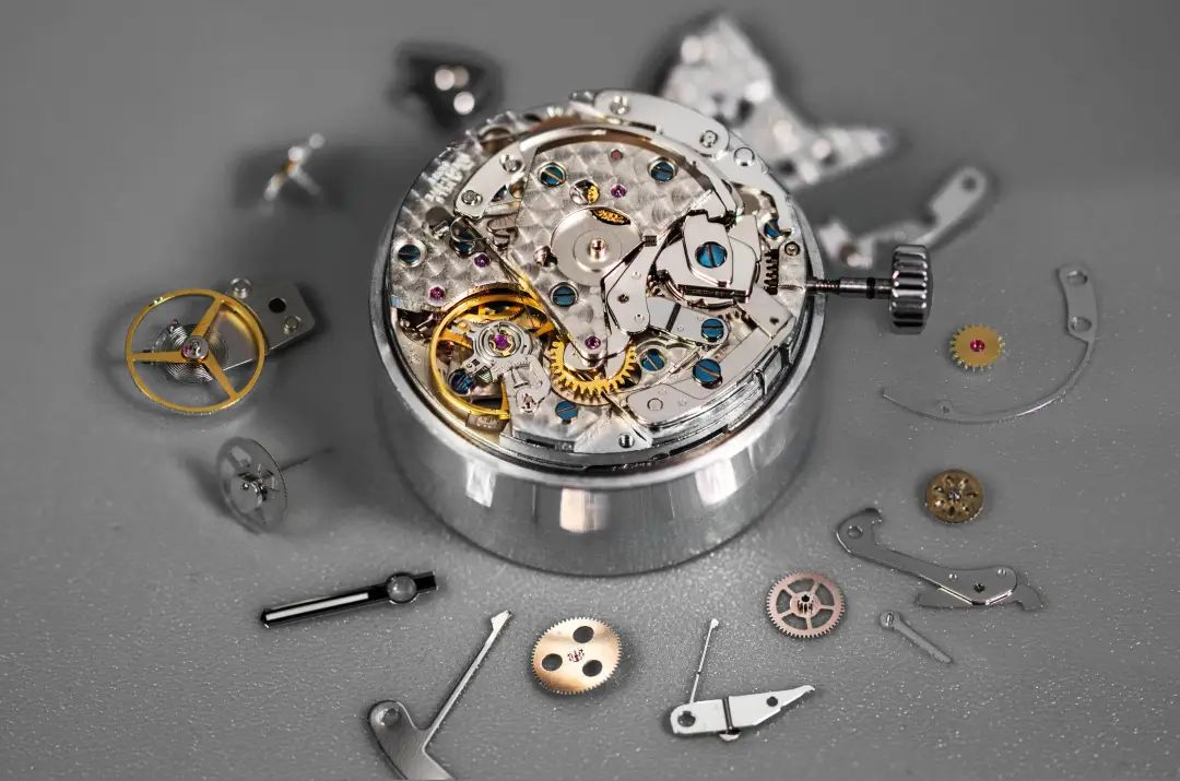 表壳内部几十个以至几百个各种精细的机械零件机芯内部的神秘机械结构