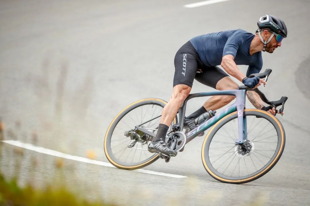 scott拥有成熟丰富的公路车产品线,其2021的新车包括空力公路车foil
