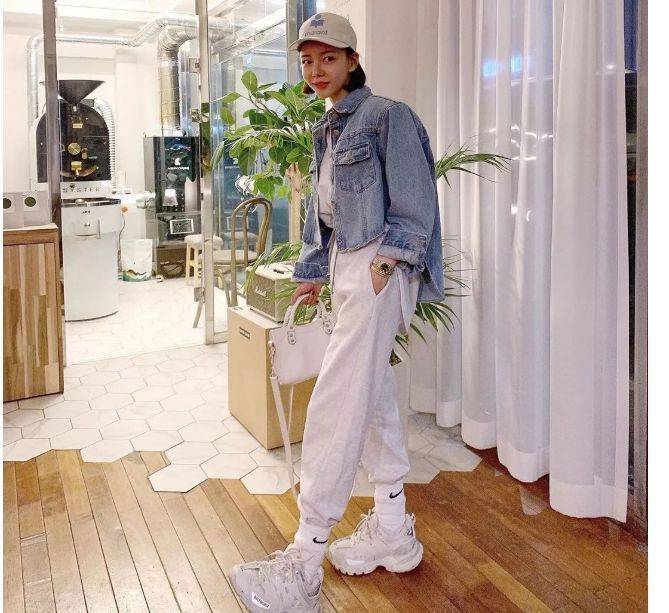 女生春季必备的单品是什么 还是牛仔外套最百搭 这样穿帅气又时尚(3)