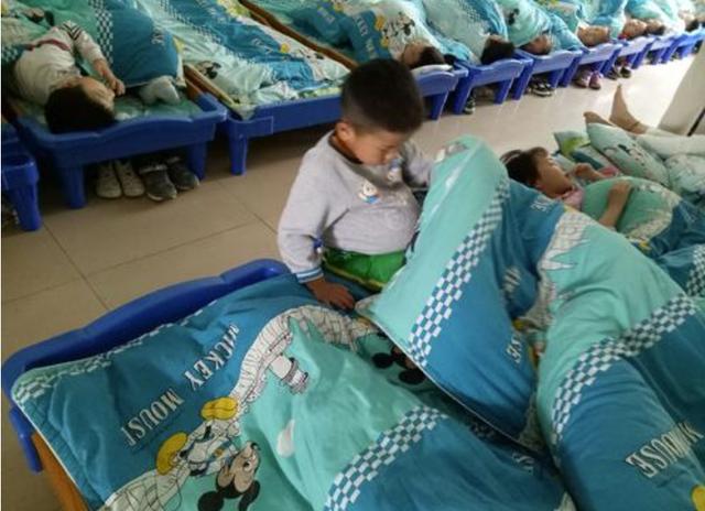 "最贪睡宝宝"幼儿园午睡火了,全班师生也没能叫醒,网友:睡神