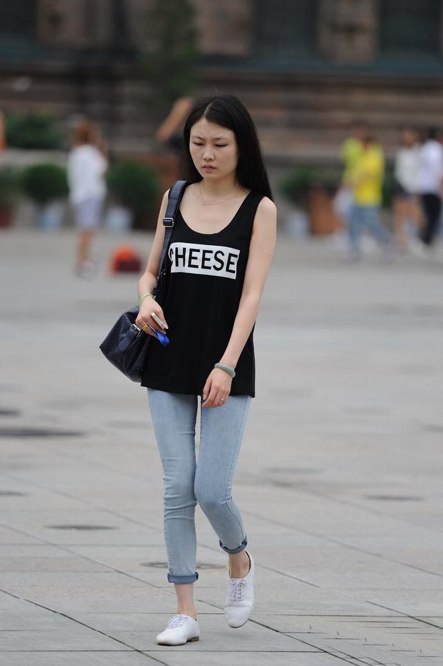 营造浪漫唯美的年轻活力,更有几分街头潮人的味道