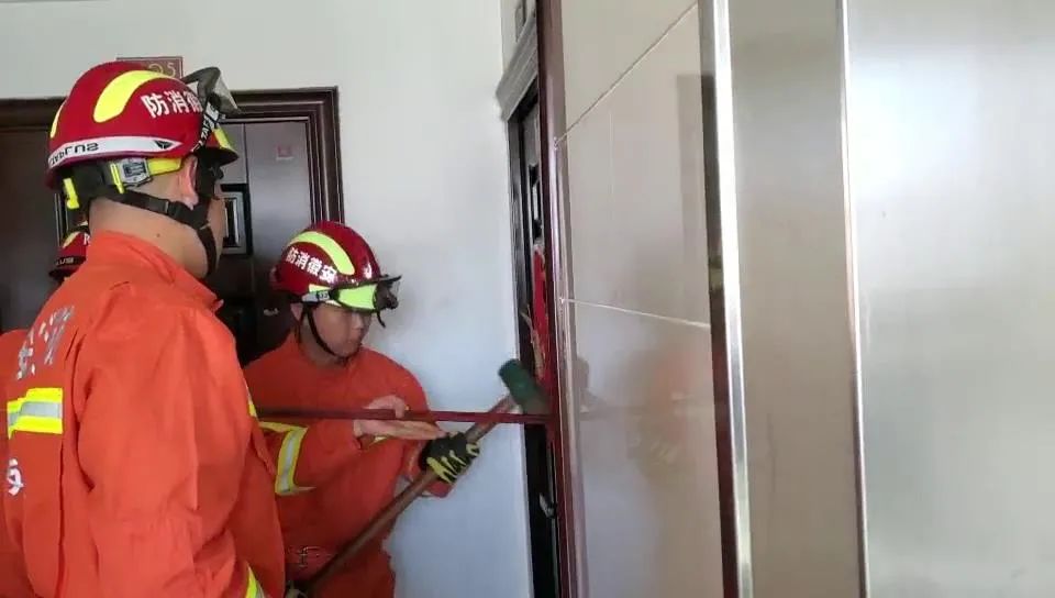 事发城南一小区消防员破门而入