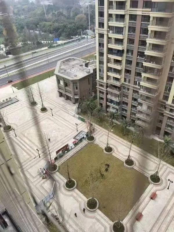 成都温江恒大未来城三期交房一年多没修好围墙，业主打了上千次市长热线没结果