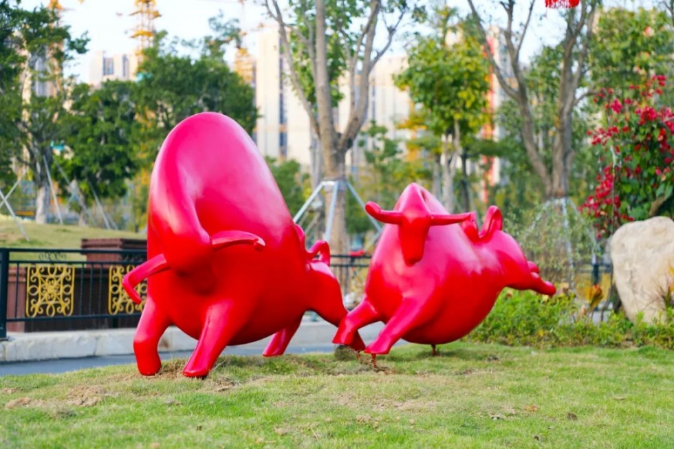 红色的"奔牛",象征着喜庆和锐意进取的精神,祝愿所有高新人在新的一年