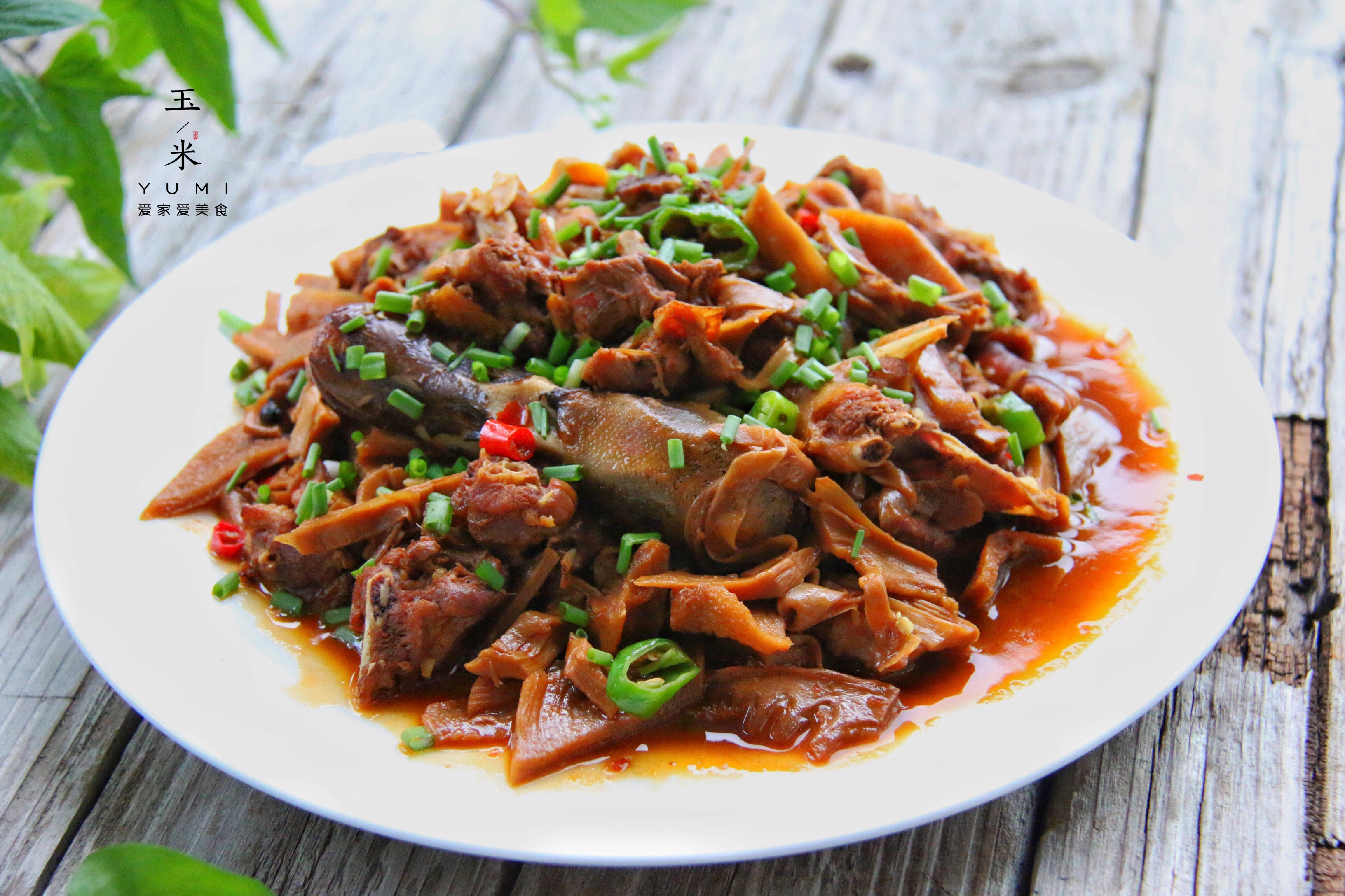 过年有鸡有鱼再来点鸭肉,前面都是不辣的菜,笋干烧鸭可做成辣菜.