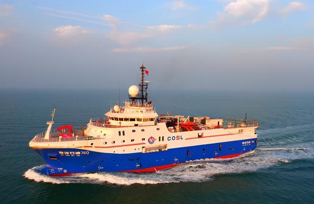 一艘不明巨舰逼近加拿大,白色巨型雷达清晰可见,渥太华开始慌了