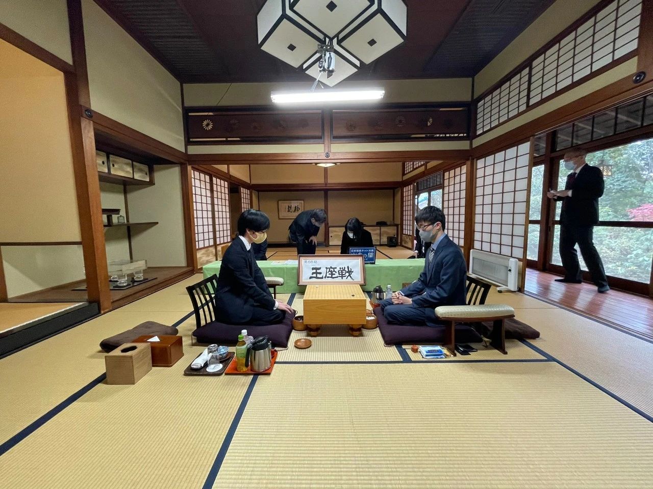 八段,铃木伸二 七段 解说来源:幽玄之间,pandanet 图片来源:日本棋院