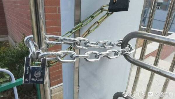 济南御山华府小区高层与别墅“混搭”闹纠纷，南门锁28把锁引热议！中海物业：不清楚谁上锁