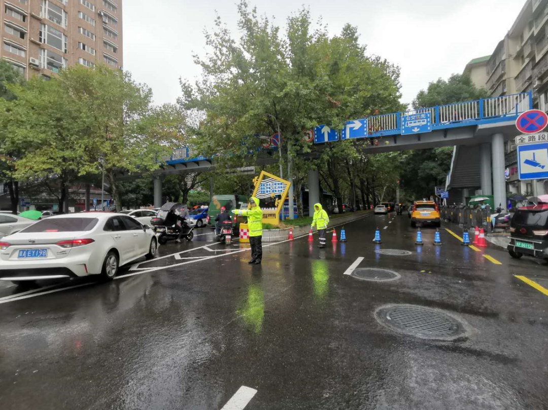 往观水路向快慢车道之间路面,因持续下雨自然塌陷而出现的区域塌陷