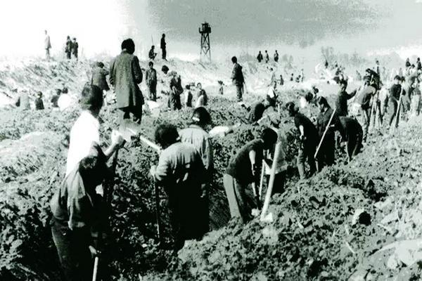 王震在新疆曾说:"咱们都是穷光蛋,军装要那么多口袋有个屁用"