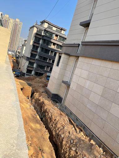 马上交房了小区公区仍是裸土，济南融汇爱都紫麟台愁坏业主