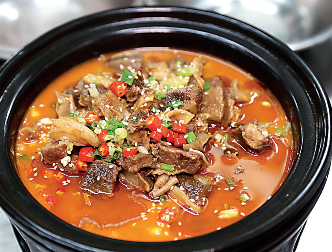 牛腩加入郫县豆瓣酱,麻辣火锅底料煲制,口味麻辣鲜香,又加入了些许