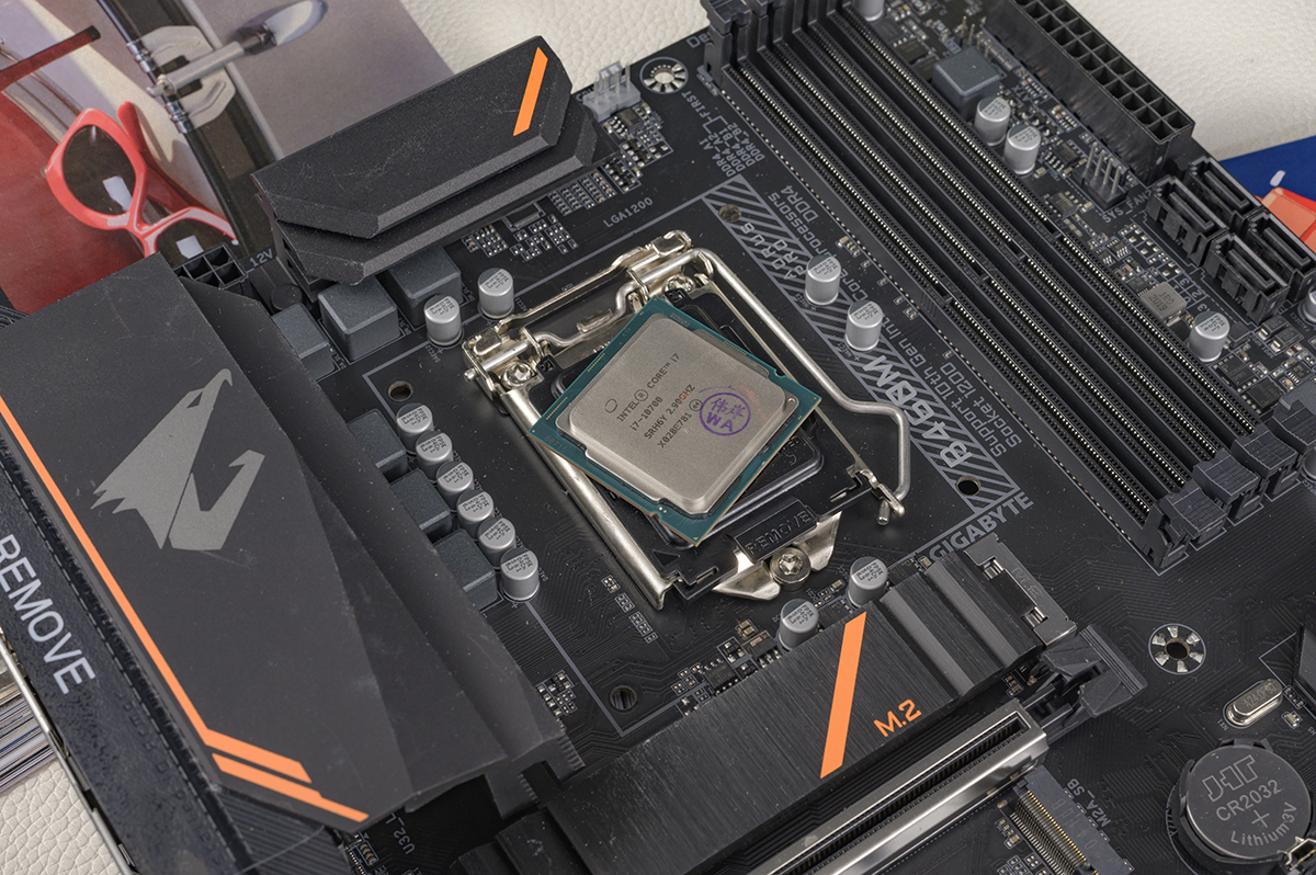 谁说小板不能打,会把妹,还能压制八核八线程i7-10700