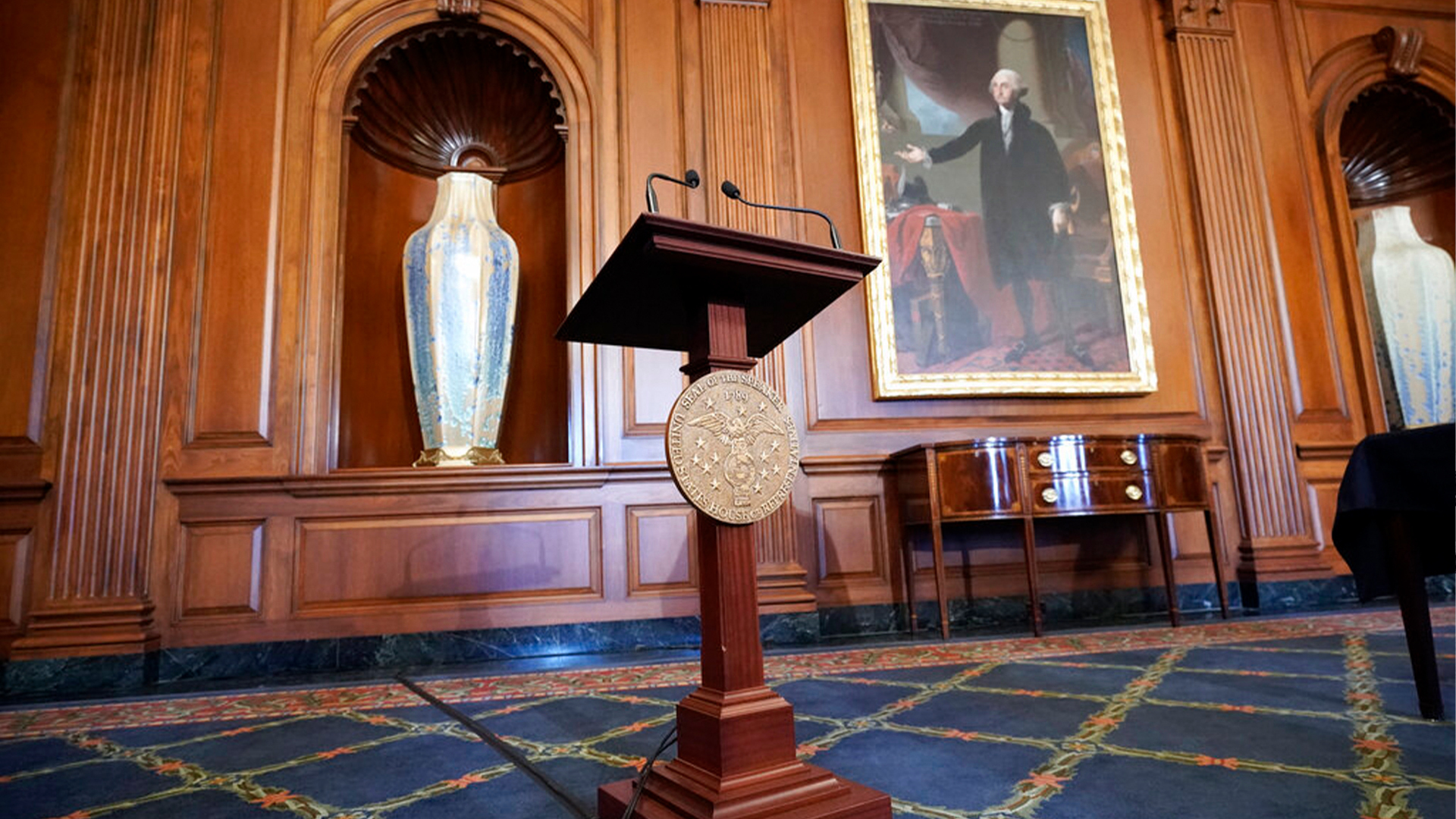 美媒:佩洛西被抢走的讲台已找回,还被用在"引人注目"仪式上