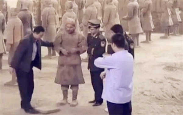 女游客参观兵马俑 感觉其中有一个不太正常 仔细看后报了警 Acfun弹幕视频网 认真你就输啦 W ノ つロ