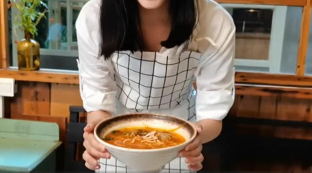 关晓彤做改良版螺蛳粉,看清她用的配料,刷新了对女明星的认知