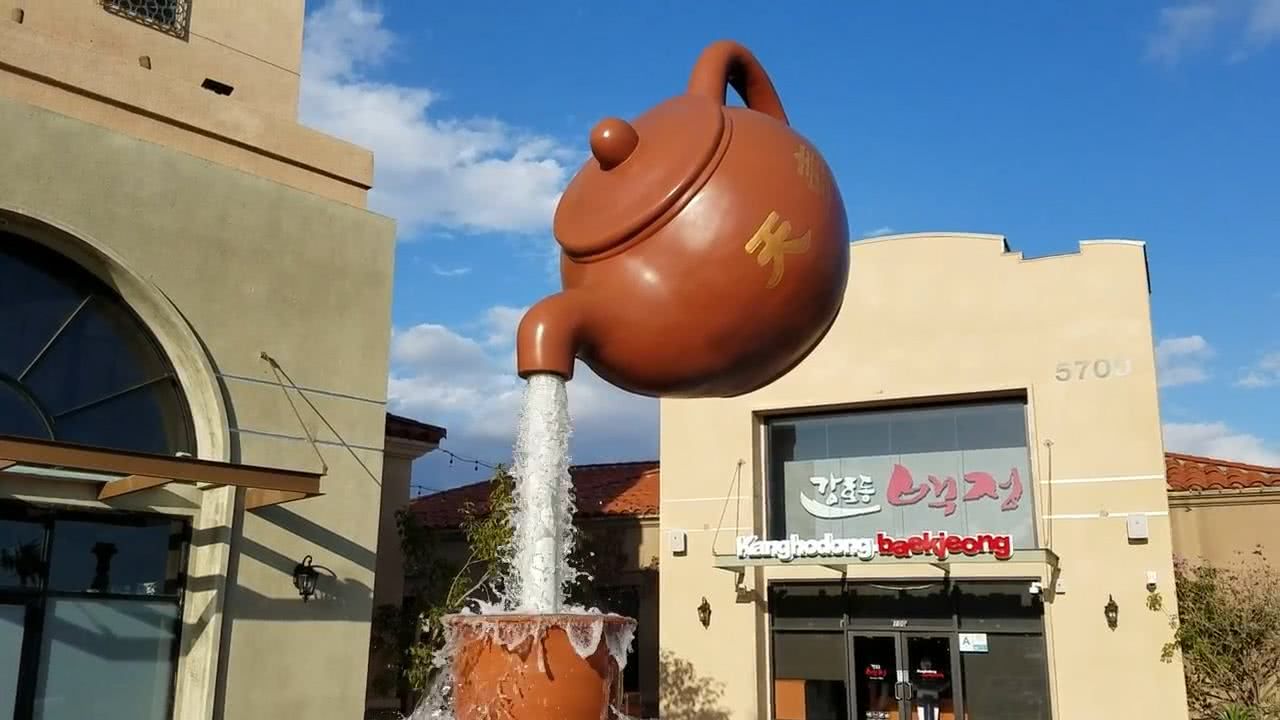 青岛有一"悬空茶壶",悬在半空中还能流水不断,你知道为何吗?