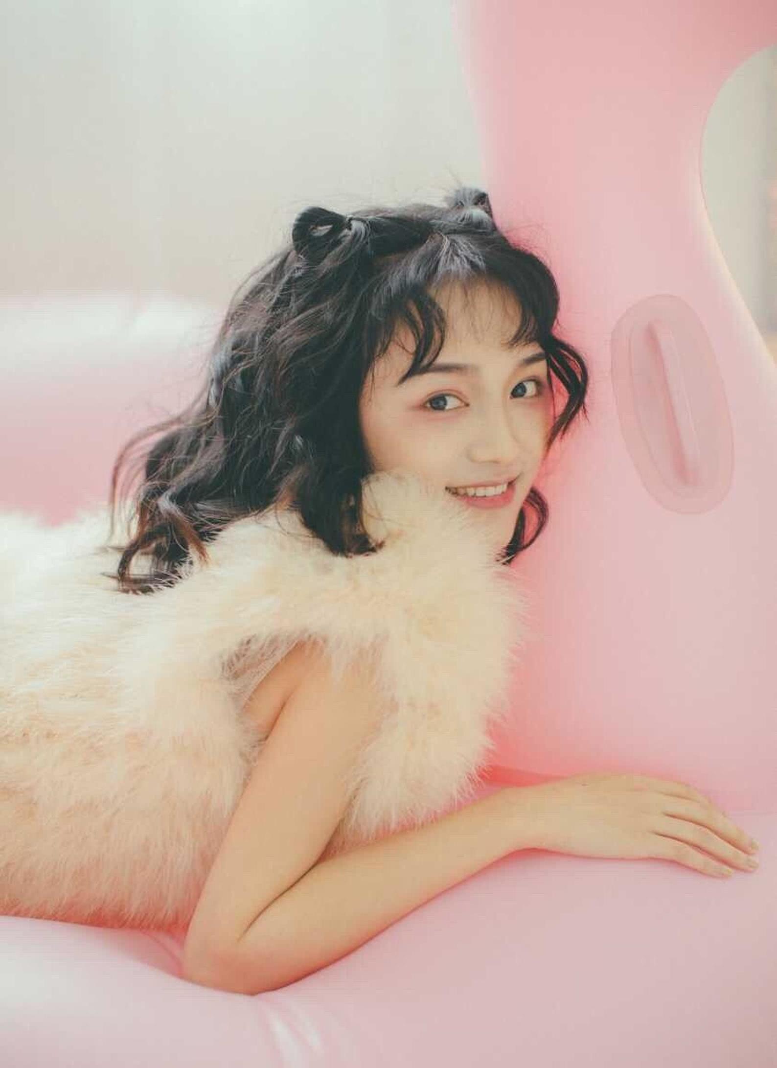 娇小漂亮的女孩,造型独特有个性