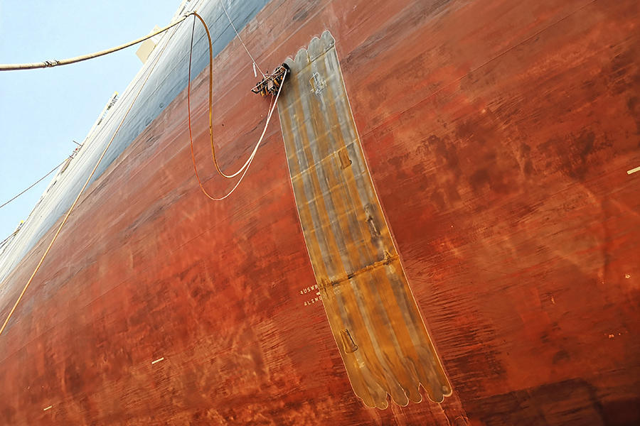 为近100艘超大型船舶完成除锈!