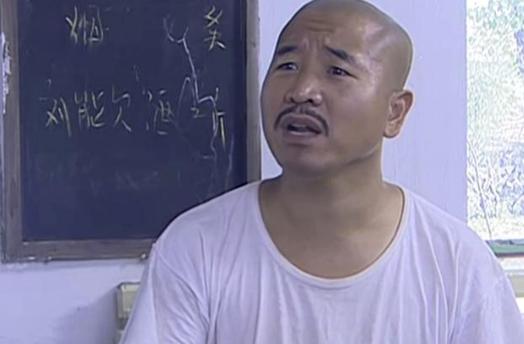 赵四初代扮演者曝王小利14季就回归,在家陪女儿画面曝光,很安逸