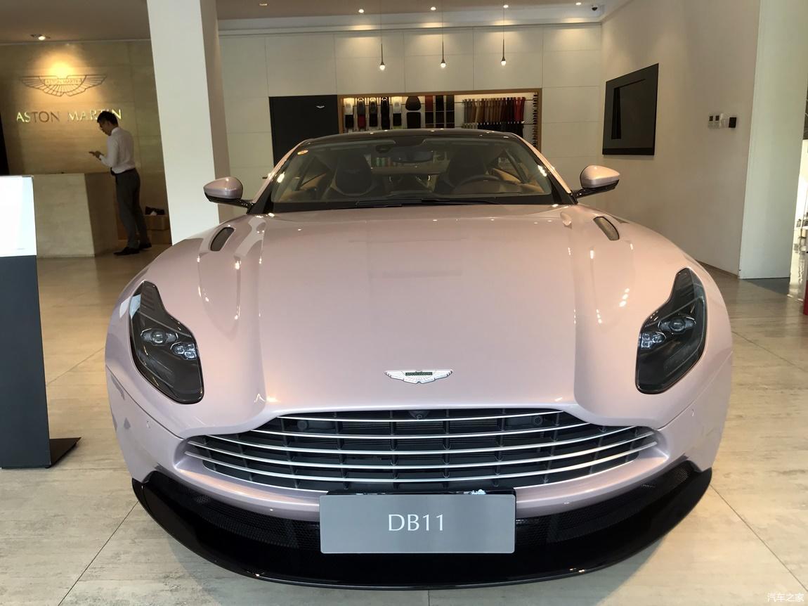 阿斯顿马丁 db11 v8 珍珠粉/巧克力棕