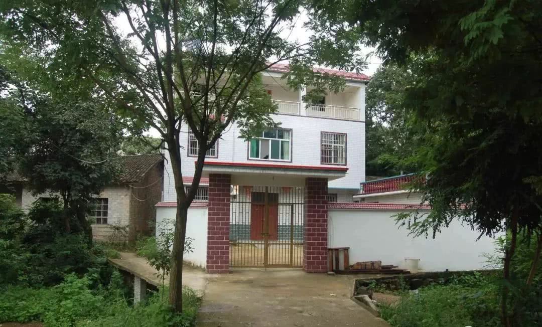 现在我们住进了新房子,进进出出,里外总是被防盗门,防盗锁层层锁住.