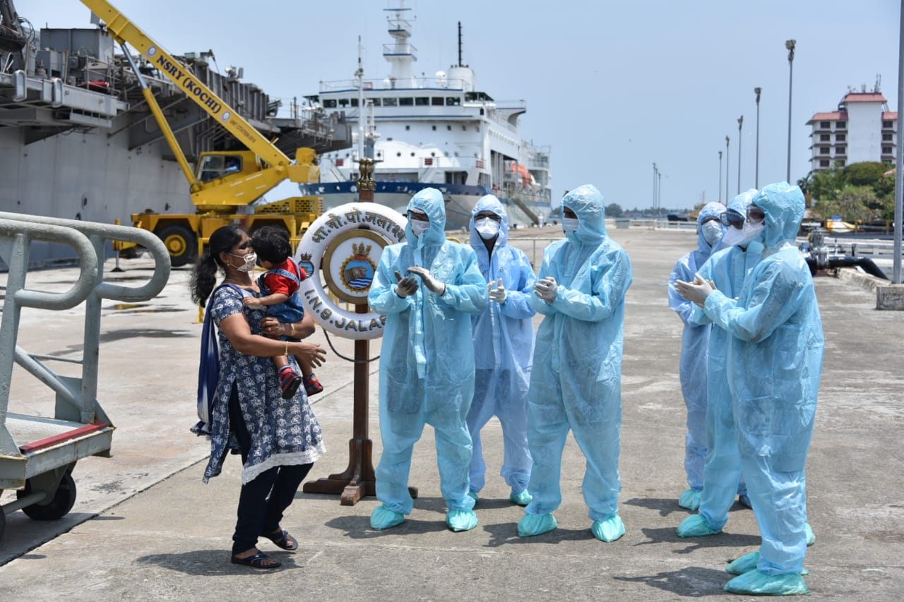 印度海军派出大舰赴海外撤侨 然而国内疫情确诊数直逼10万大关