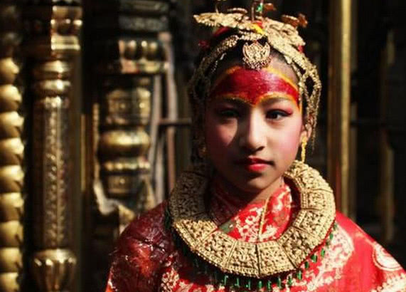 她是尼泊尔的"活女神",双脚不能接触地面,国王见了都得下跪!