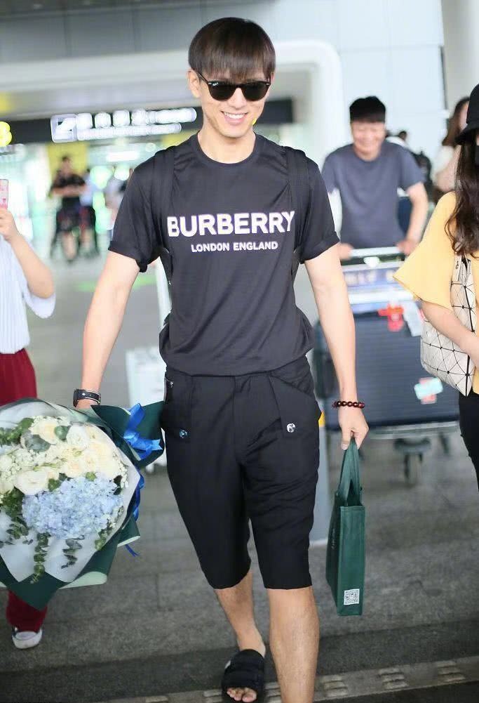 李现穿拖鞋现身机场被粉丝围堵,看到手里提的东西大家纷纷尖叫!