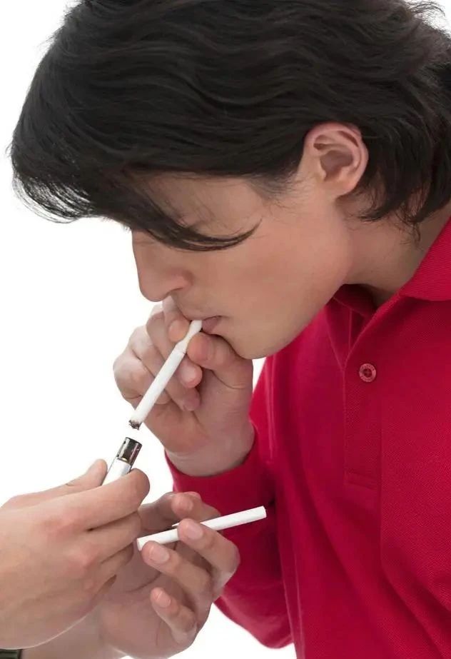 给别人发烟的图片,搞笑给人发烟图片(4) - 伤感说说吧