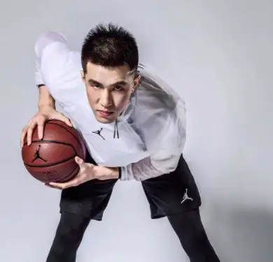 郭艾伦由于耐克风波,缺席了今晚的比赛