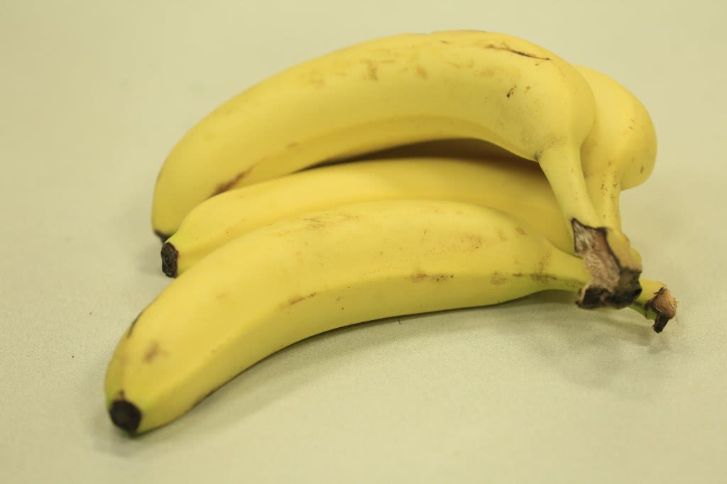 面部是干性皮肤的人,可用香蕉皮内侧贴在脸上(皮的内侧朝脸皮的一面)