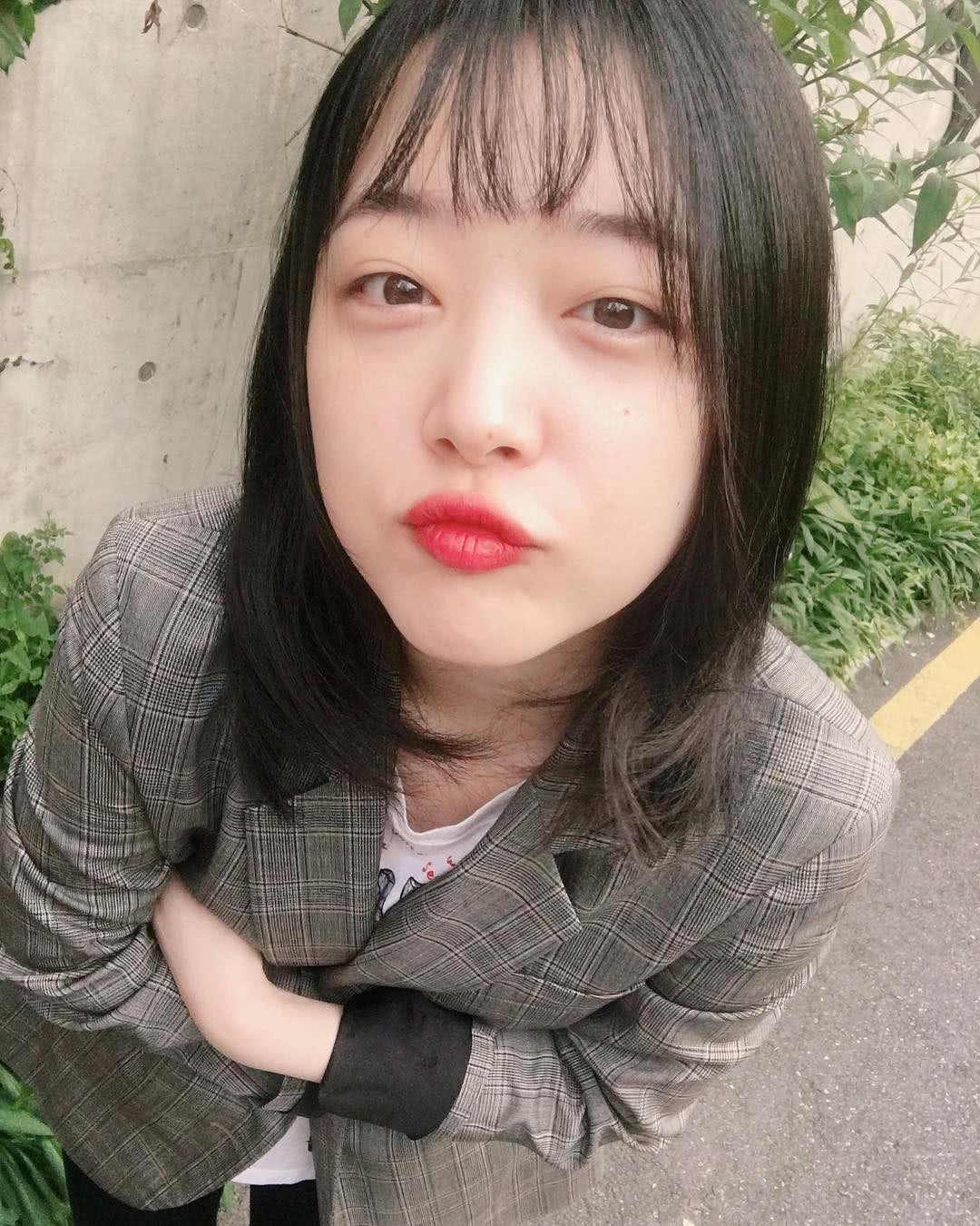 有种可爱叫崔雪莉,看嘟嘴的雪莉多可爱,完全就跟个小女孩似的!