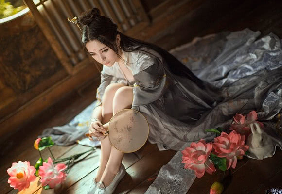 豪哥cos站:天涯明月刀ol中秋,这双鞋太容易让人出戏