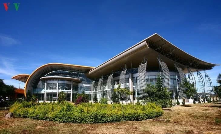 越南林同省莲姜机场,花朵式设计的航站楼