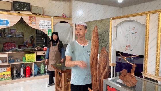 "这是我小儿子" 看到小分队正在拍摄孩子 面馆老板乐呵呵地主动攀谈