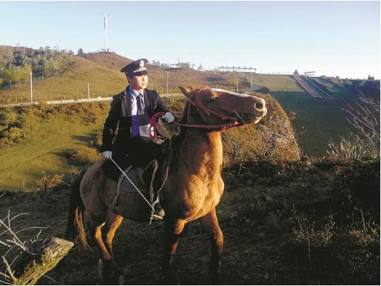 高山上的派出所:晴天骑马巡逻 雪天溜冰出警!