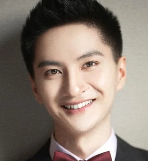 乐乐的扮演者李瑞自火了以后就出国留学了,如今已经结婚了,快乐星球的