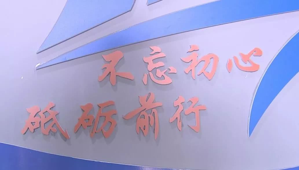 他是全省副师级领导干部自主择业第一人!