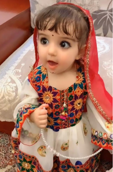 5岁"新疆小公主"火了,眼睛占脸一半,不动时被误认成洋娃娃!