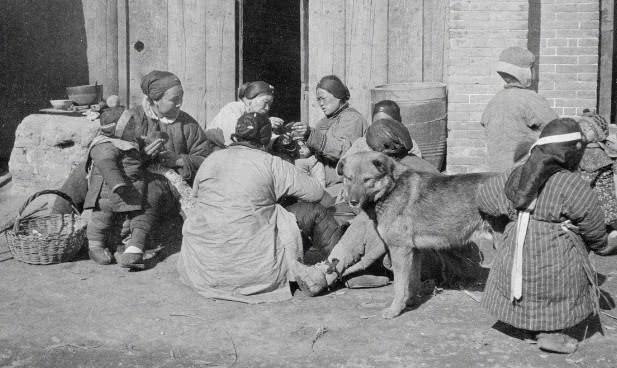 一组老照片,带你穿越到1917年的民国,满大街的裹小脚!