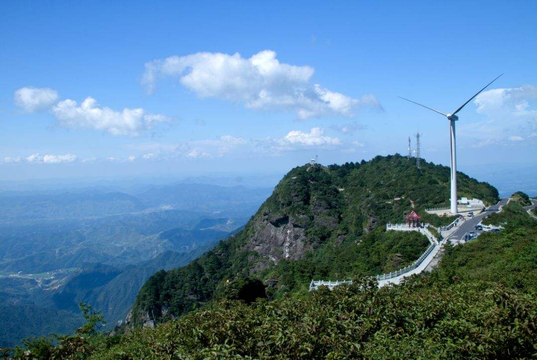 湖北一座道教名山,最高海拔1657米,是我国中南部最高峰之一