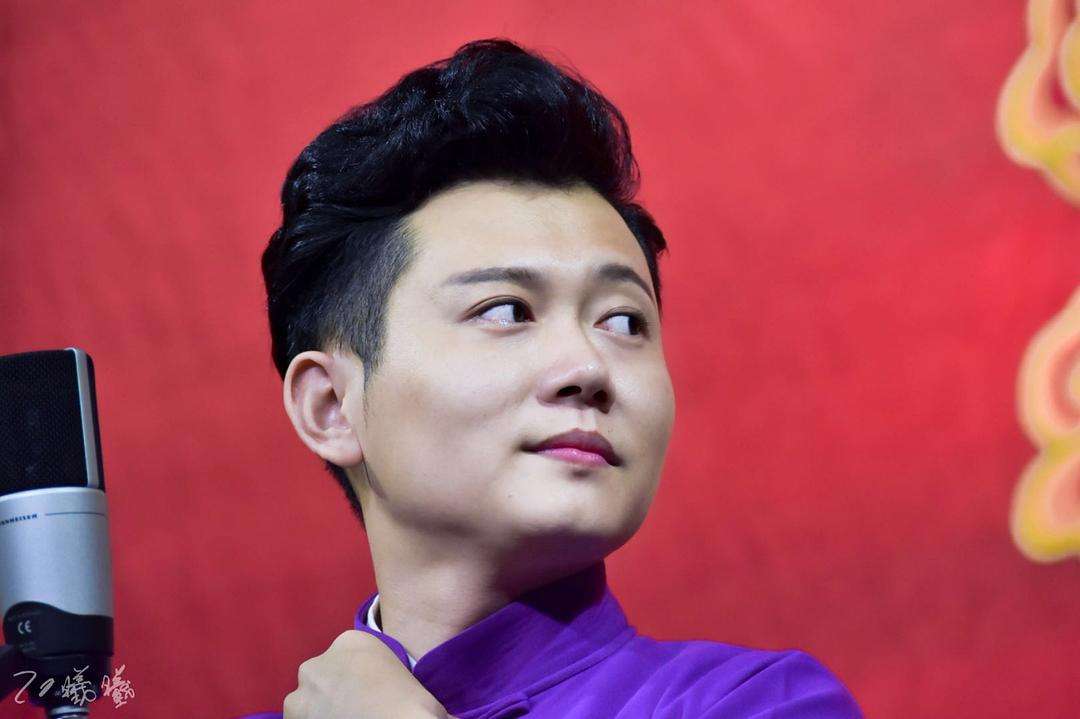 孟鹤堂说相声看小抄导致节目不能播出,相声演员爆红背后的真相